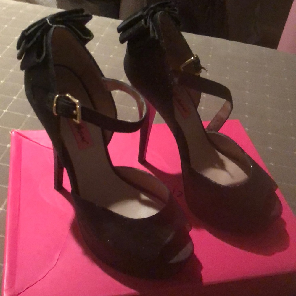 Black sparkly high heels